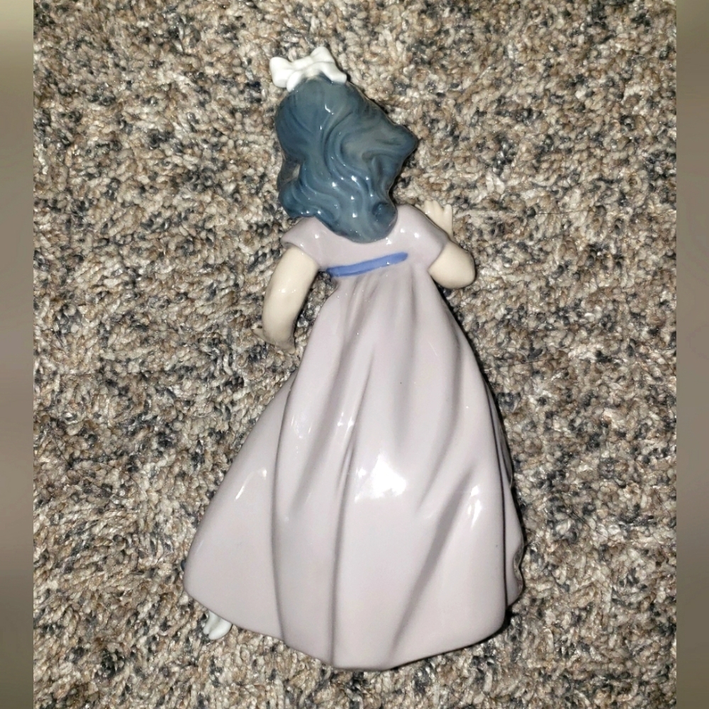 NAO by Lladro, Girl with Puppy, Vintage, Handmade Porcelain Figurine - Picture 3 of 5